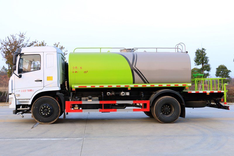 东风洒水车